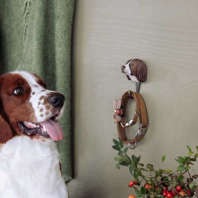 Hovedbilde Håndskåret Krok – Engelsk Springer Spaniel Wildlife Garden