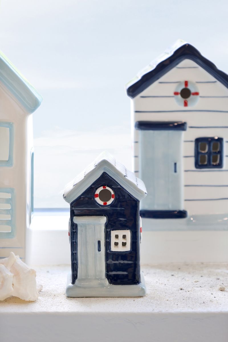 Strandhus i keramikk – håndmalt dekor