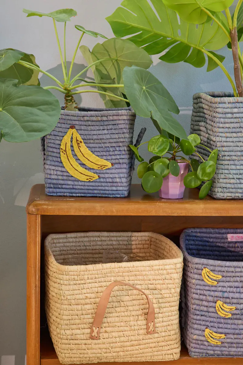 Morsom blå kurv med en stor banan 