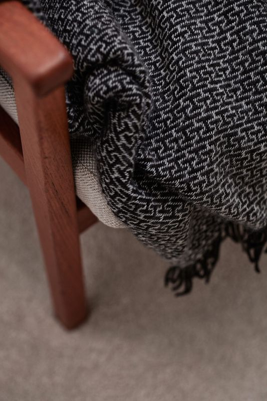 Harris Jacquard-vevd pledd i brun fra Vinga of Sweden