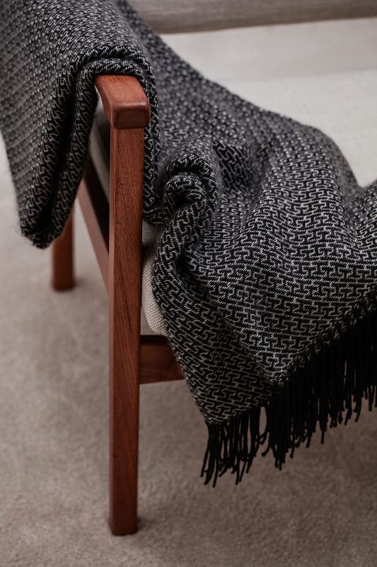 Harris Jacquard-vevd pledd i brun fra Vinga of Sweden